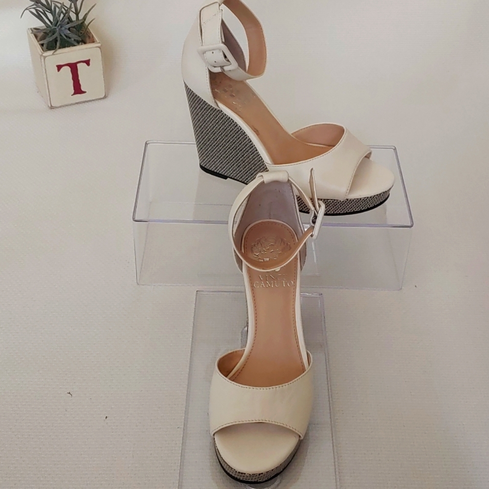 Vince camuto leather open tow wedge sandal size 5.5